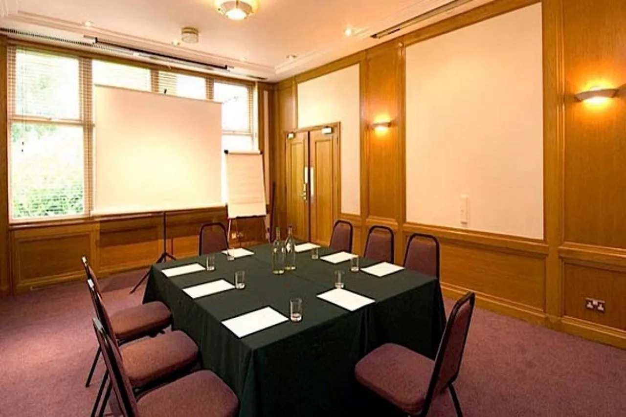 Premier Inn Cardiff North 3*,